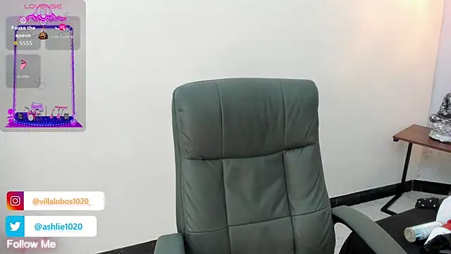 MiaVillalobos online show from October 22, 2025, 11:42 am