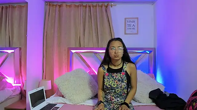 Snapshot of bravepetunia chatting on October 17, 2025, 12:18 pm bravepetunia online show from October 17, 2025, 12:18 pm