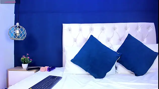 Juicykitten1 online show from September 20, 2025, 11:59 am