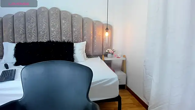Juicykitten1 online show from September 29, 2025, 2:51 am