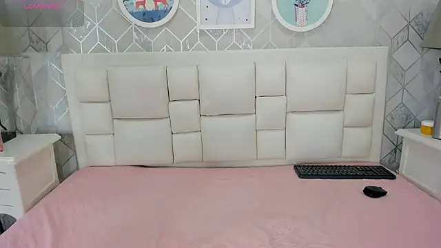 naia cox online show from January 7, 2026, 3:44 am