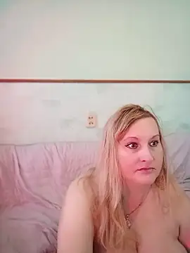 Snapshot of XHelenaX90 chatting on February 25, 2026, 10:04 am XHelenaX90 online show from February 25, 2026, 10:04 am