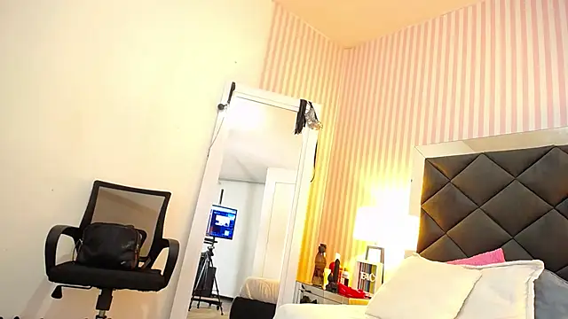 Snapshot of ViictoriaJones_ chatting on November 19, 2025, 1:22 pm ViictoriaJones online show from November 19, 2025, 1:22 pm