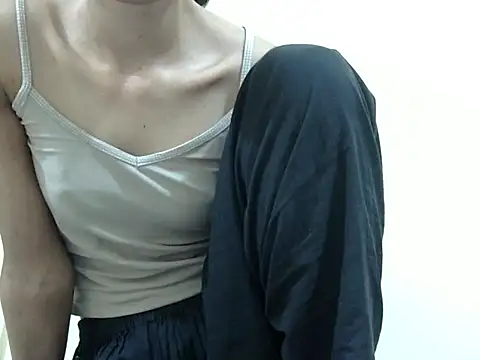 smallcuute online show from November 18, 2025, 12:30 pm