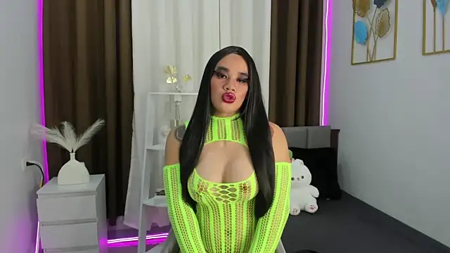 Malia Nicole online show from September 23, 2025, 7:21 pm