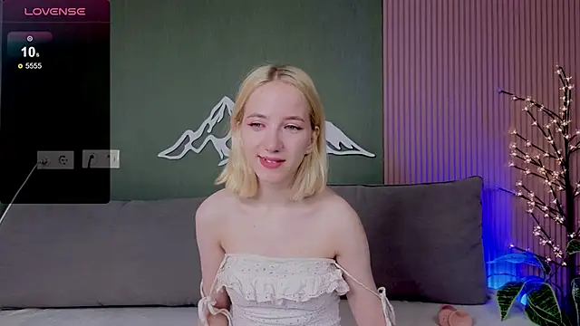 EmmaNovak online show from September 29, 2025, 12:11 pm