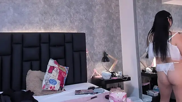 crystaldarliing online show from November 13, 2025, 4:00 pm