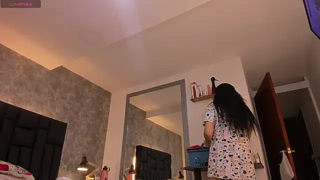 crystaldarliing online show from December 19, 2025, 3:21 am