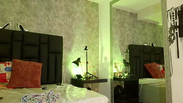 crystaldarliing online show from April 11, 2026, 7:39 pm