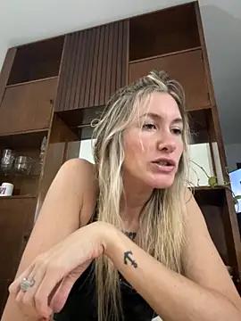 caritadeangellll online show from November 19, 2025, 9:48 pm