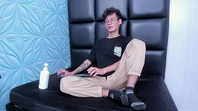 LittleMax23 online show from November 29, 2025, 1:11 pm