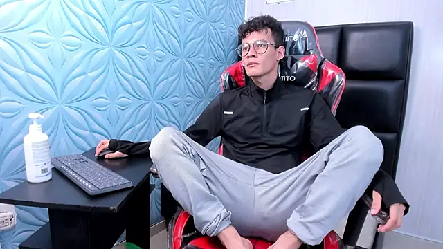 LittleMax23 online show from November 11, 2025, 12:44 pm