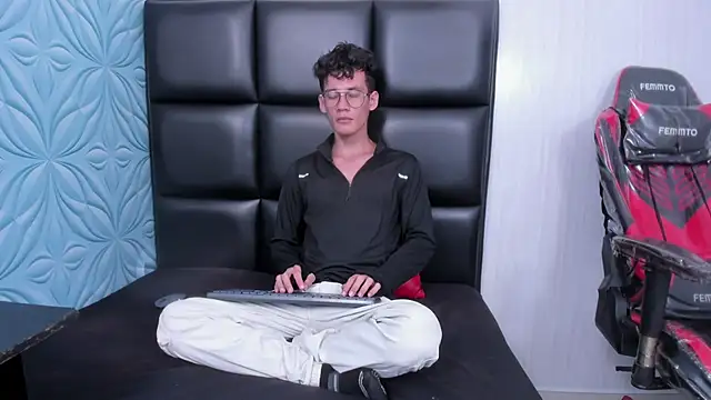 LittleMax23 online show from November 30, 2025, 12:50 pm