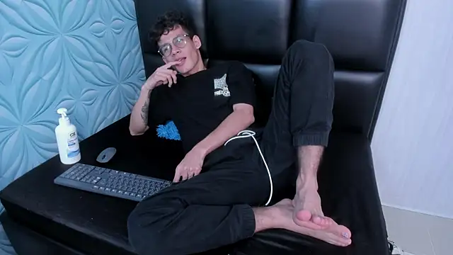 LittleMax23 online show from November 21, 2025, 4:33 am