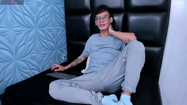 LittleMax23 online show from October 30, 2025, 12:36 pm