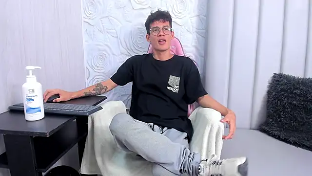 LittleMax23 online show from November 26, 2025, 1:22 pm