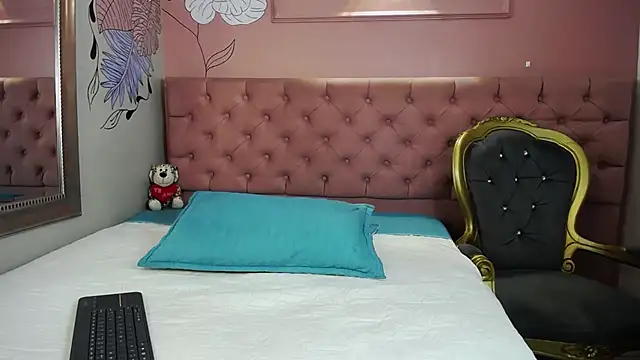 Snapshot of tiiny_emilly chatting on February 13, 2026, 7:36 pm tiiny emilly online show from February 13, 2026, 7:36 pm