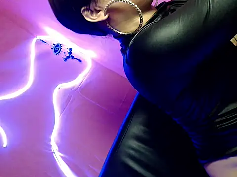 pretty lassy online show from December 18, 2025, 2:21 pm