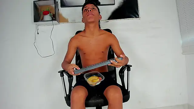 tyler twink boy online show from November 6, 2025, 12:31 pm