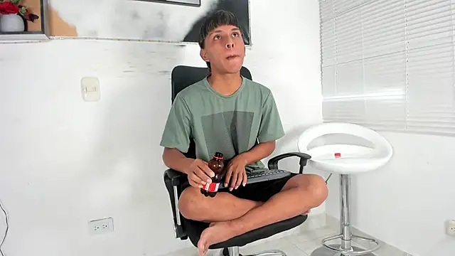 tyler twink boy online show from September 27, 2025, 1:06 pm