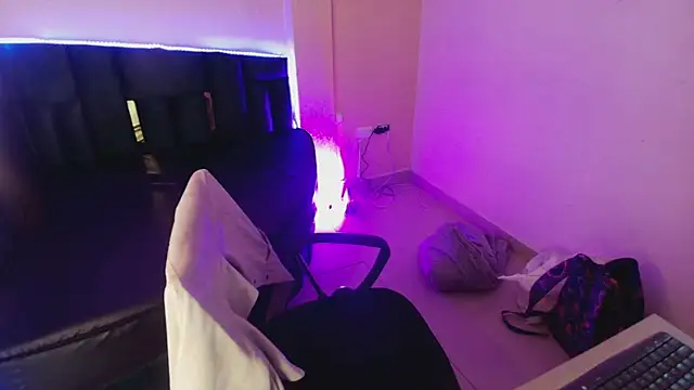  Emily rosee  online show from November 29, 2025, 1:44 pm