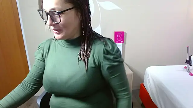 Snapshot of ScarletHott_ chatting on November 16, 2025, 12:32 pm ScarletHott online show from November 16, 2025, 12:32 pm