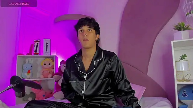 Leo Savage  online show from November 12, 2025, 3:54 am