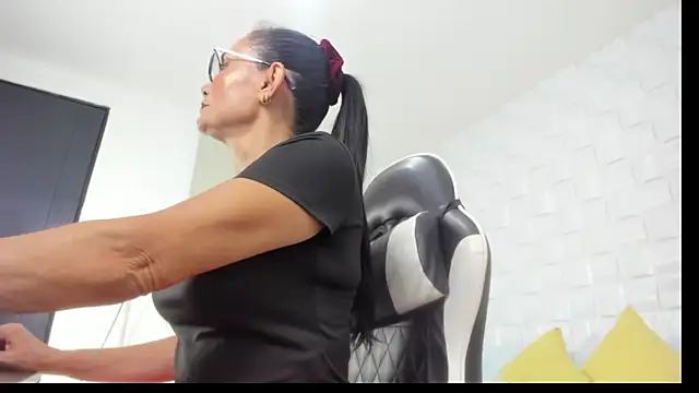 yulitza1025 online show from February 27, 2026, 11:54 am