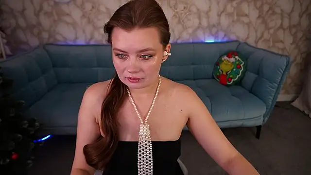 RedDoll  online show from December 15, 2025, 6:14 pm