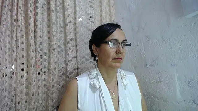 gabbyparker  online show from November 24, 2025, 9:15 pm