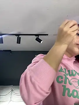 HannahCollyns online show from December 20, 2025, 12:19 pm