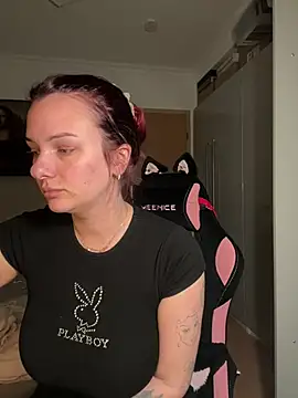 OliviaaFischer online show from April 10, 2026, 7:32 pm