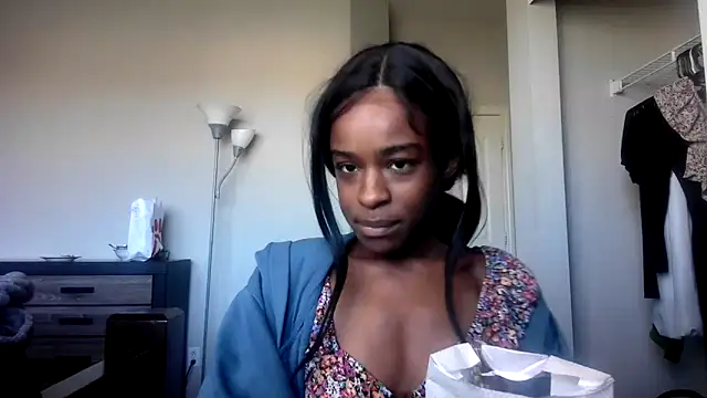 Marlowlovee online show from October 13, 2025, 5:25 pm