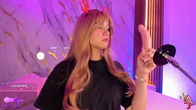 Emmiicute online show from October 28, 2025, 8:30 pm