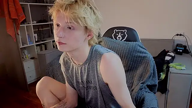 Your avatar online show from October 10, 2025, 1:01 pm