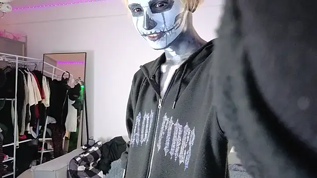 Your avatar online show from October 31, 2025, 10:49 pm