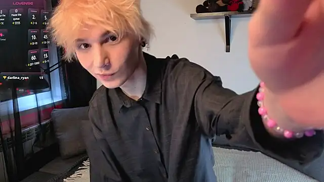 Your avatar online show from February 15, 2026, 9:58 pm