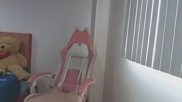 Snapshot of Crystal_Star_ chatting on October 27, 2025, 1:23 pm Crystal Star online show from October 27, 2025, 1:23 pm