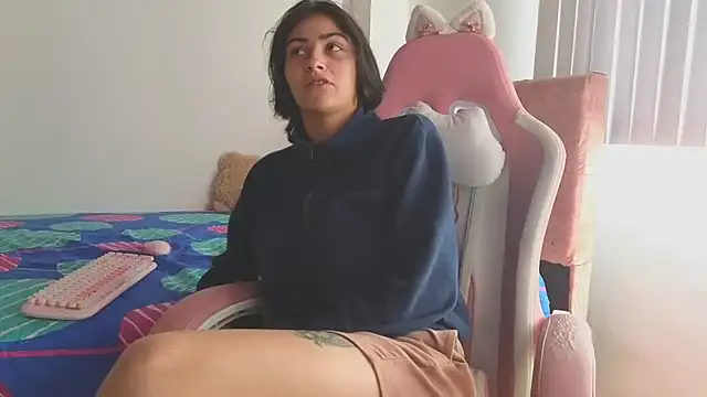 Snapshot of Crystal_Star_ chatting on November 3, 2025, 1:37 pm Crystal Star online show from November 3, 2025, 1:37 pm