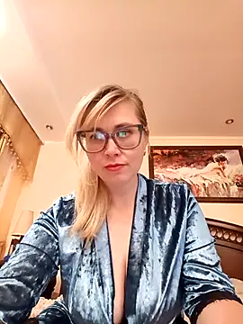 Crystal00Girl online show from October 16, 2025, 9:12 pm