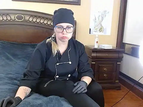 Crystal00Girl online show from December 1, 2025, 11:00 am