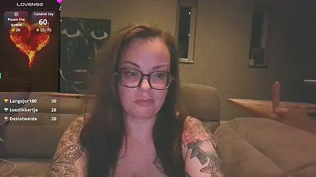 Snapshot of Miss_Lucifer6 chatting on October 22, 2025, 8:52 pm Miss Lucifer6 online show from October 22, 2025, 8:52 pm