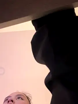 madissooon   online show from November 20, 2025, 4:13 am