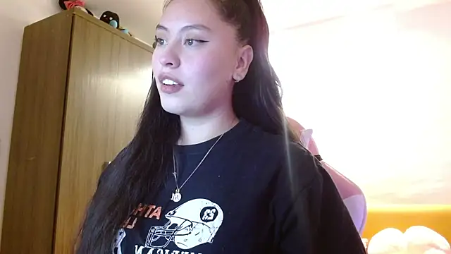 madissooon   online show from November 19, 2025, 4:12 am