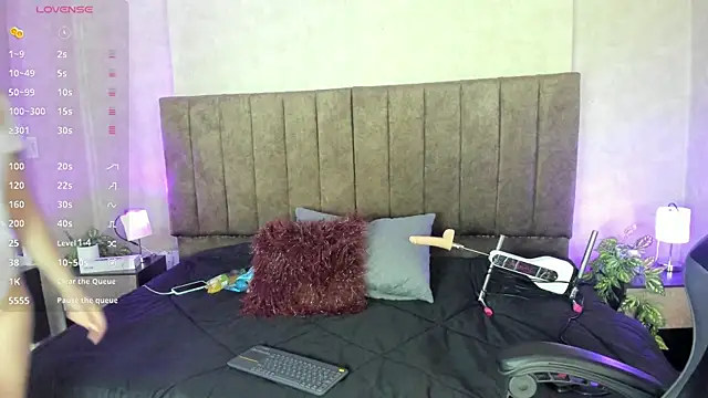 LanaMills  online show from October 30, 2025, 5:39 am