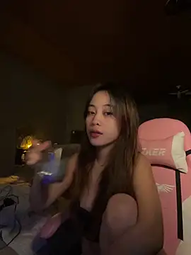 Yummiiieee28 online show from November 6, 2025, 8:57 pm