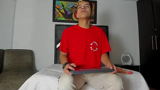 Snapshot of wyatt_3 chatting on October 18, 2025, 12:07 pm wyatt 3 online show from October 18, 2025, 12:07 pm