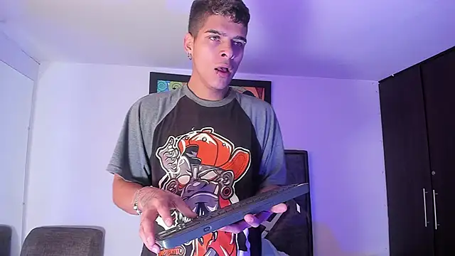 Snapshot of wyatt_3 chatting on November 8, 2025, 12:31 pm wyatt 3 online show from November 8, 2025, 12:31 pm