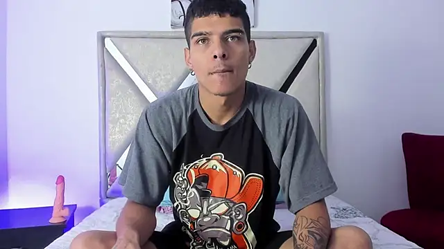 Snapshot of wyatt_3 chatting on November 28, 2025, 12:05 pm wyatt 3 online show from November 28, 2025, 12:05 pm