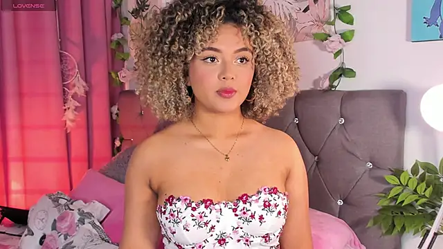 isajonnes18 online show from March 6, 2026, 9:32 pm